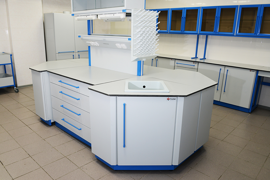 Комплект лабораторной мебели с надстройками и сантехникой